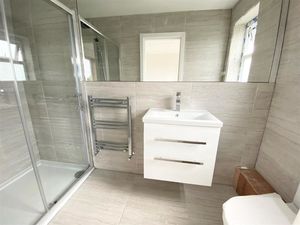 Master En-Suite- click for photo gallery
